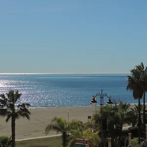 https://moderno-atico-de-playa-frente-al-mar-puerto-marina.1costadelsol.com